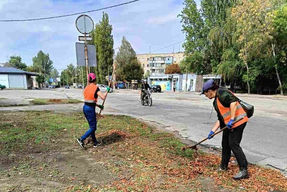 Вивозили листя, прополювали клумби, фарбували дитячий майданчик: про роботу комунальників у Марганці на минулому тижні 1 Вивозили листя, прополювали клумби, фарбували дитячий майданчик: про роботу комунальників у Марганці на минулому тижні