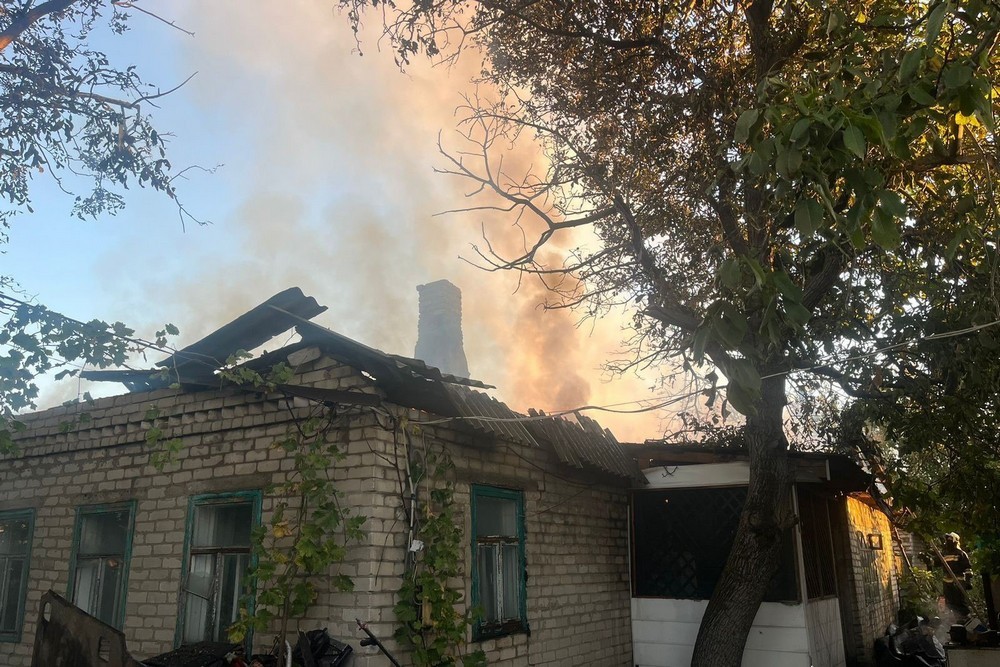 Двоє поранених у Нікополі і районі, багато руйнувань, також під обстрілами були Апостолове, Павлоградщину і Синельниківщину – поліція 1 У Нікополі і районі, а також на Криворіжжі, Синельниківщині і Павлоградщині лунали вибухи протягом доби. На жаль, є поранені і багато руйнувань.