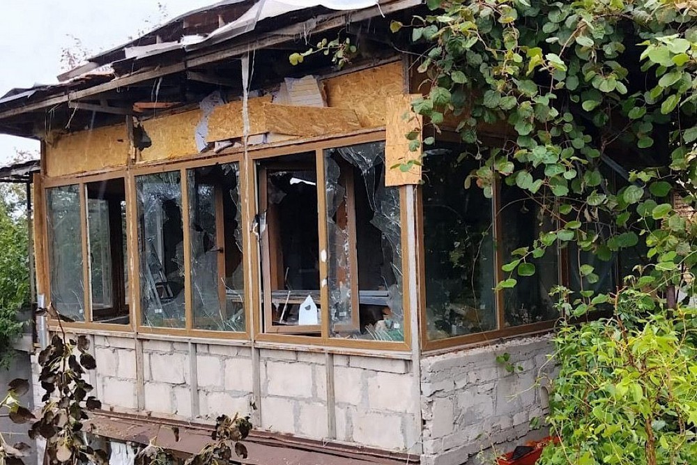 Побито будинки, гаражі, транспорт: про наслідки обстрілів Нікопольщини, Синельниківщини і Павлограда розповіли у поліції (фото) 1 Побито будинки, гаражі, транспорт: про наслідки обстрілів Нікопольщини, Синельниківщини і Павлограда розповіли у поліції (фото)