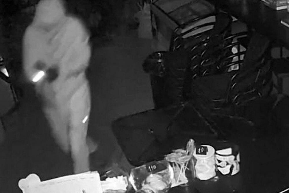 Заліз до піцерії, кав’ярні, пекарні та закладу з приготування суші: у Дніпрі 40-річний чоловік протягом місяця обкрадав заклади харчування (фото) 1 Заліз до піцерії, кав’ярні, пекарні та закладу з приготування суші: у Дніпрі 40-річний чоловік протягом місяця обкрадав заклади харчування (фото)