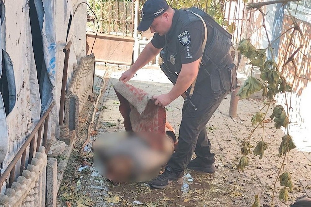 У Нікополі FPV-дрон атакував людей, коли вони намагалися гасити пожежу після попереднього удару – подробиці смертельного обстрілу і наслідки атак на Дніпропетровщину (фото) 1 У Нікополі FPV-дрон атакував людей, коли вони намагалися гасити пожежу після попереднього удару – подробиці смертельного обстрілу і наслідки атак на Дніпропетровщину (фото)