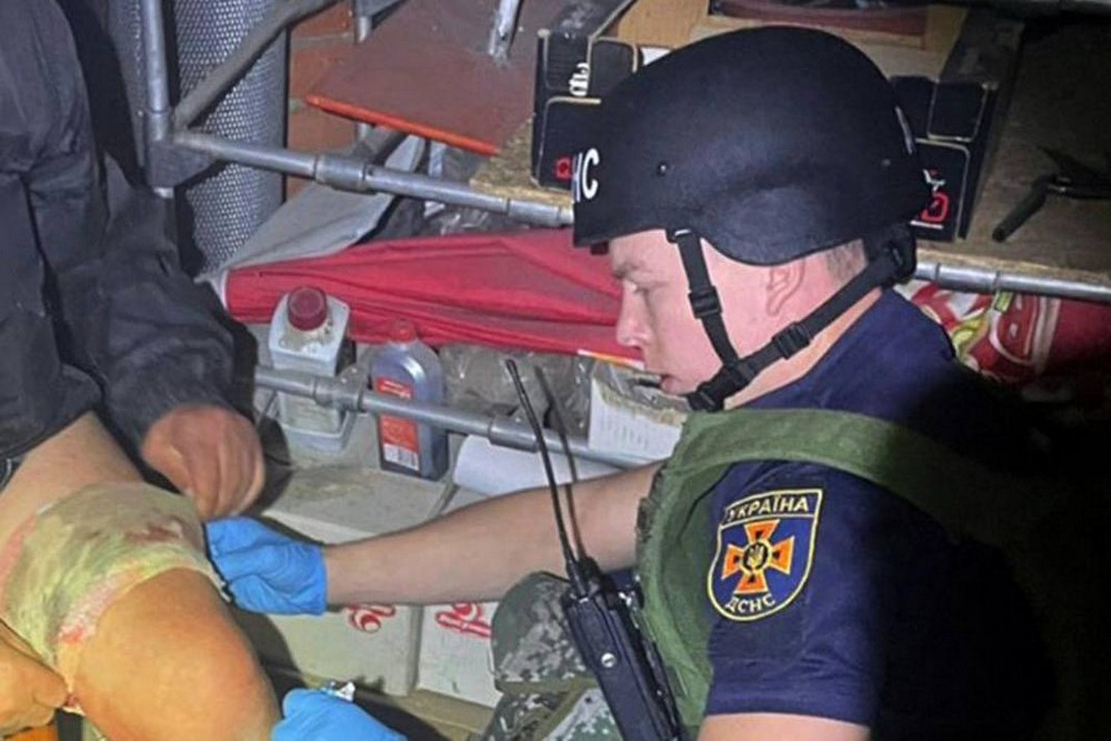 Рятувальники у Нікополі і області сьогодні надали допомогу постраждалим внаслідок ворожих атак і ліквідували пожежі 1 Рятувальники у Нікополі і області сьогодні надали допомогу постраждалим внаслідок ворожих атак і ліквідували пожежі