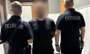 У Дніпрі чоловік за допомогою спеціального пристрою обікрав десятки припаркованих біля ТРЦ і магазинів автівок