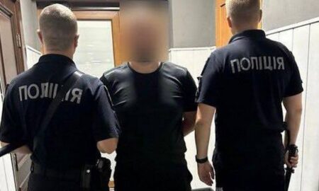 У Дніпрі чоловік за допомогою спеціального пристрою обікрав десятки припаркованих біля ТРЦ і магазинів автівок