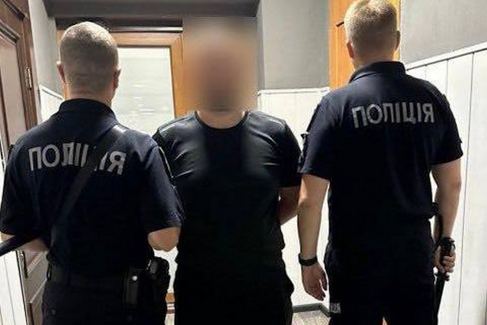 У Дніпрі чоловік за допомогою спеціального пристрою обікрав десятки припаркованих біля ТРЦ і магазинів автівок