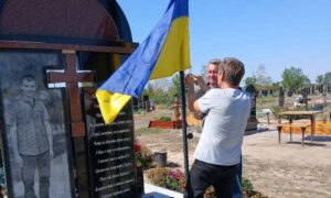 Загиблі є у кожному старостинському окрузі…. На могилах полеглих Героїв у Томаківській громаді оновили прапори (фото)