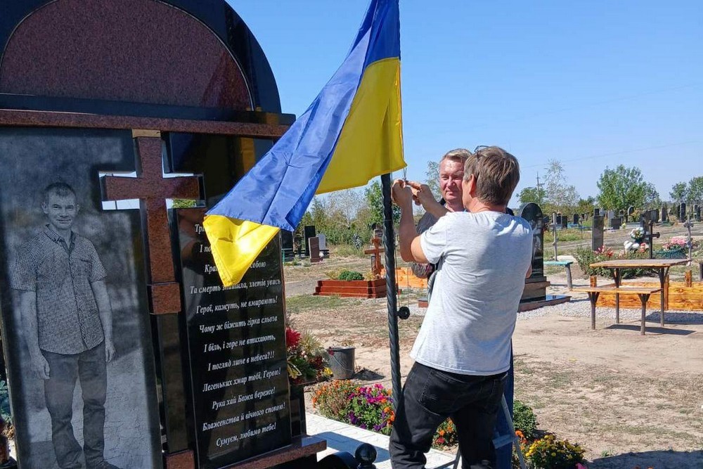 Загиблі є у кожному старостинському окрузі…. На могилах полеглих Героїв у Томаківській громаді оновили прапори (фото)