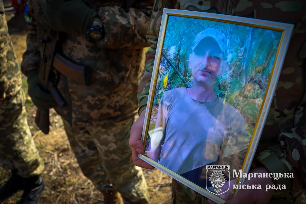  Вбиті росією мешканці Нікопольщини: Захисник з Марганця Олег Кузьменко загинув 13 вересня 2022 року. Тож сьогодні річниця його смерті, і ми вшановуємо пам’ять Героя!
