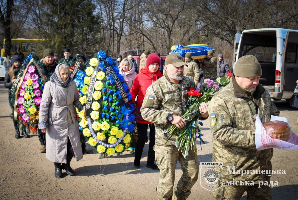  Вбиті росією мешканці Нікопольщини: Захисник з Марганця Олег Кузьменко загинув 13 вересня 2022 року. Тож сьогодні річниця його смерті, і ми вшановуємо пам’ять Героя!