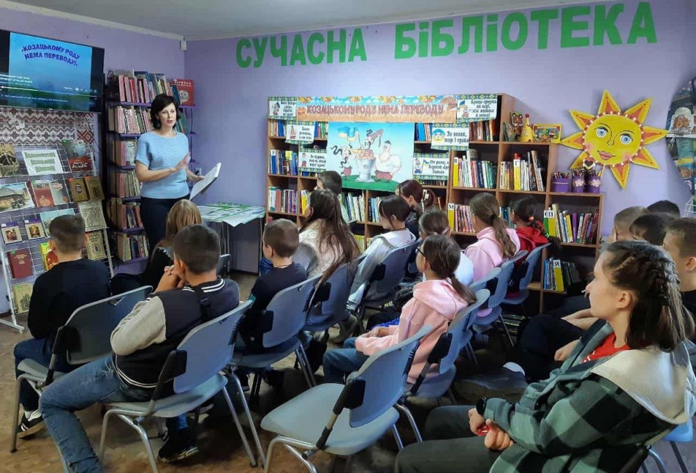 Флешмоб «ЯБІБЛІОТЕКАРТОМУЩО», дарування книг і творчі виставки: як у Покрові відзначили День бібліотекаря