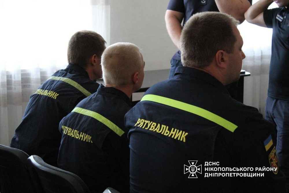 Працівників пожежної охорони Нікопольщини привітали з професійним святом (фото)