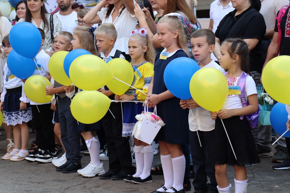 Перший дзвоник у Покрові сьогодні: фото