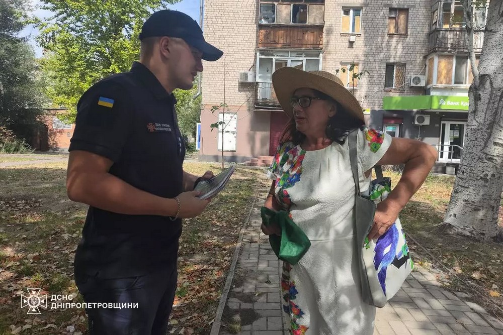 Не ігноруйте тривоги навіть під час господарських робіт: у Нікополі поліція та ДСНС провели бесіди з людьми на вулицях