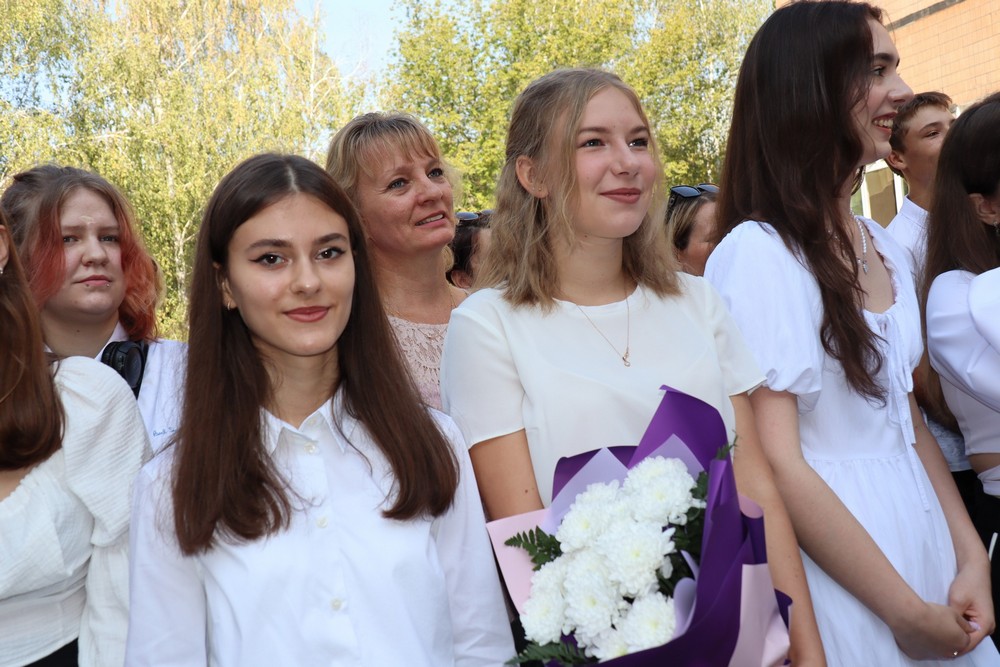 Перший дзвоник у Покрові сьогодні: фото