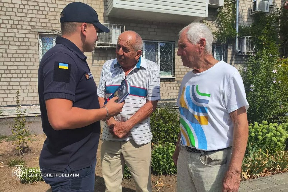 Не ігноруйте тривоги навіть під час господарських робіт: у Нікополі поліція та ДСНС провели бесіди з людьми на вулицях