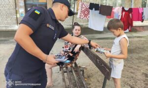 Не ігноруйте тривоги навіть під час господарських робіт: у Нікополі поліція та ДСНС провели бесіди з людьми на вулицях