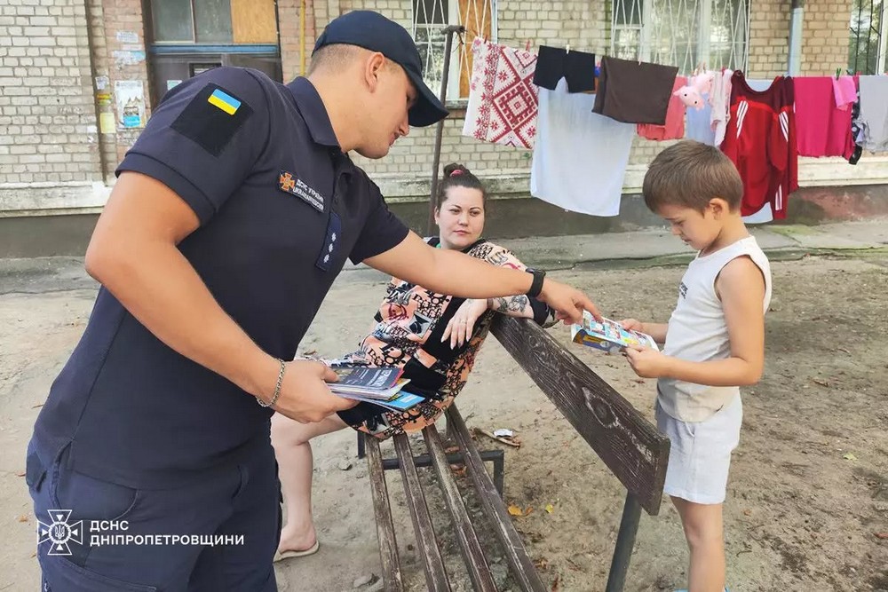 Не ігноруйте тривоги навіть під час господарських робіт: у Нікополі поліція та ДСНС провели бесіди з людьми на вулицях 1 Не ігноруйте тривоги навіть під час господарських робіт: у Нікополі поліція та ДСНС провели бесіди з людьми на вулицях