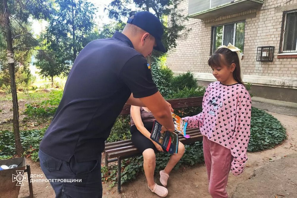 Не ігноруйте тривоги навіть під час господарських робіт: у Нікополі поліція та ДСНС провели бесіди з людьми на вулицях