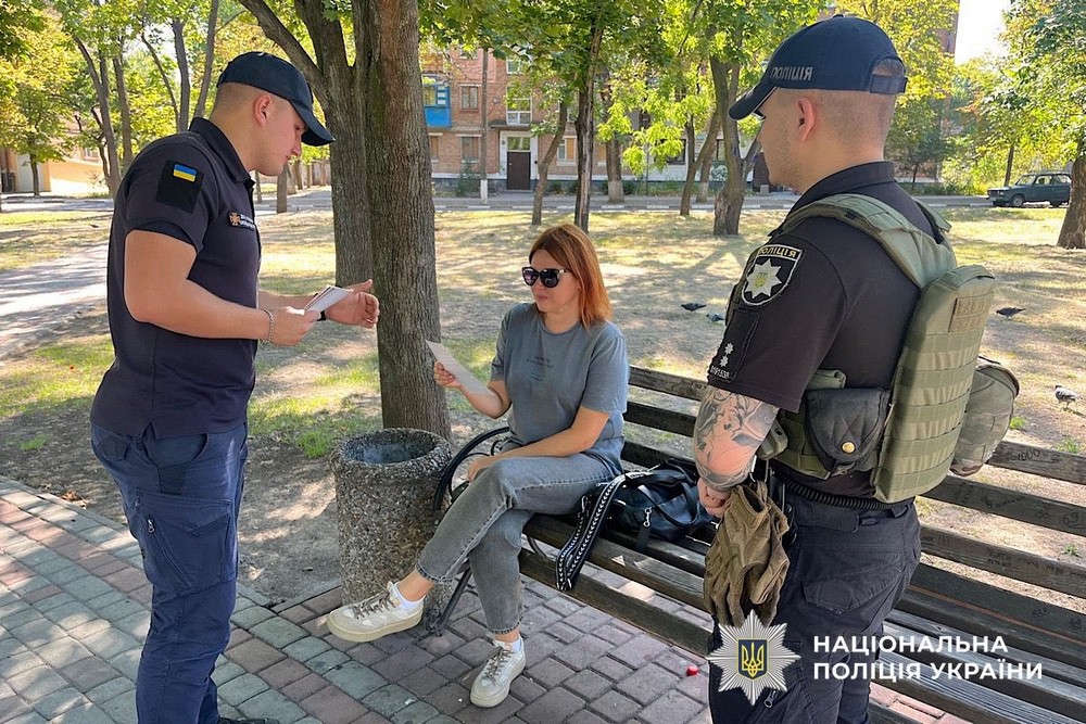 Не ігноруйте тривоги навіть під час господарських робіт: у Нікополі поліція та ДСНС провели бесіди з людьми на вулицях