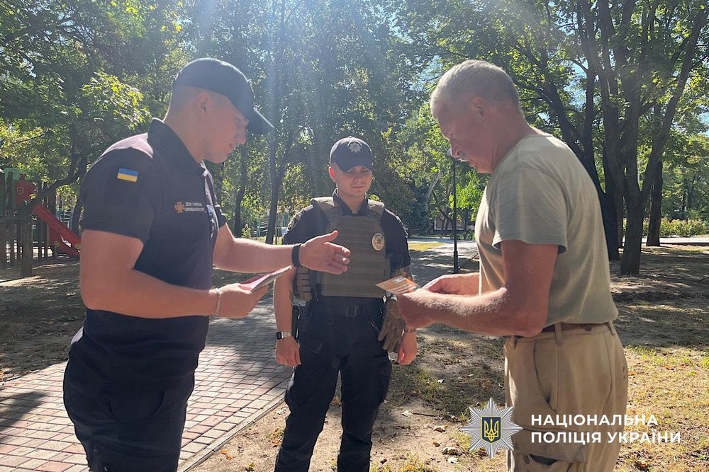 Не ігноруйте тривоги навіть під час господарських робіт: у Нікополі поліція та ДСНС провели бесіди з людьми на вулицях