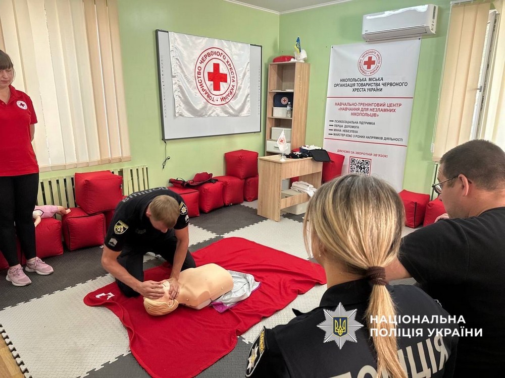 Особлива увага діям після ворожих обстрілів: поліцейські Нікопольщини вчаться надавати першу допомогу (фото)