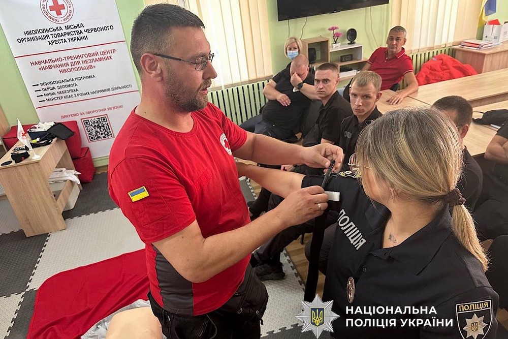 Особлива увага діям після ворожих обстрілів: поліцейські Нікопольщини вчаться надавати першу допомогу (фото)