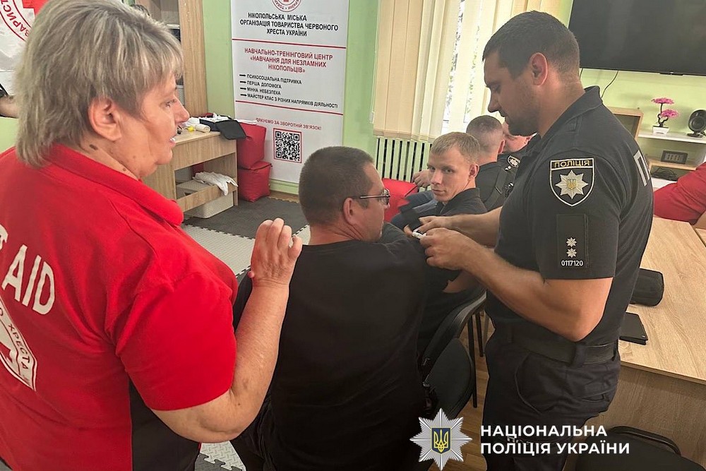 Особлива увага діям після ворожих обстрілів: поліцейські Нікопольщини вчаться надавати першу допомогу (фото)