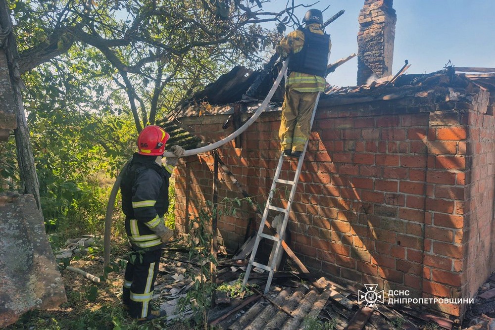На Нікопольщині рятувальники перенесли до авто «швидкої» двох жінок, яких поранив ворожий дрон (фото)