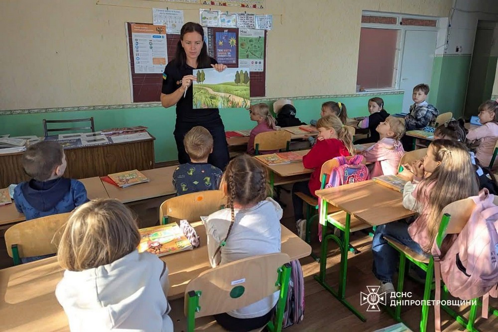 У ліцеї Покрова рятувальники навчали дітей правил безпечної життєдіяльності: фото