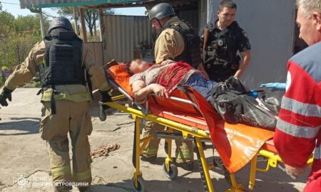 На Нікопольщині рятувальники перенесли до авто «швидкої» двох жінок, яких поранив ворожий дрон (фото)