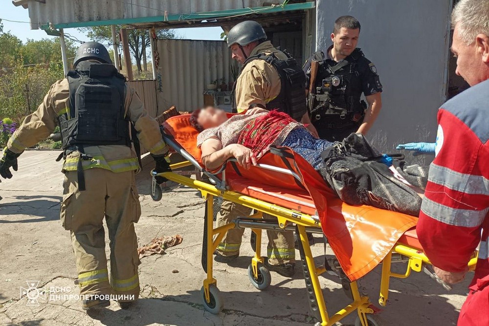 На Нікопольщині рятувальники перенесли до авто «швидкої» двох жінок, яких поранив ворожий дрон (фото)