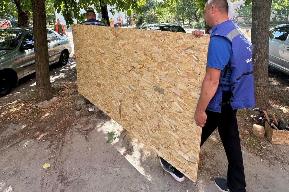 У Нікополі комунальники продовжують працювати на вулицях міста
