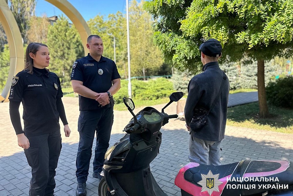 У Нікополі підлітки на мопедах гасали, небезпечно зсовуючи ґрунт і посилаючи «за руським кораблем» працівників: поліція попереджає і застерігає