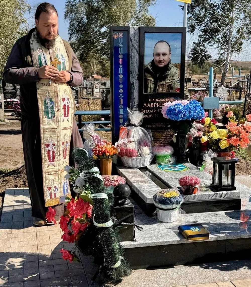 Пам’ять підполковника Віталія Лавриненка з Нікопольської зенітної ракетної бригади вчора молитовно вшанували на Харківщині.