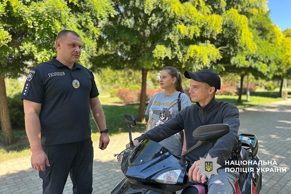 У Нікополі підлітки на мопедах гасали, небезпечно зсовуючи ґрунт і посилаючи «за руським кораблем» працівників: поліція попереджає і застерігає