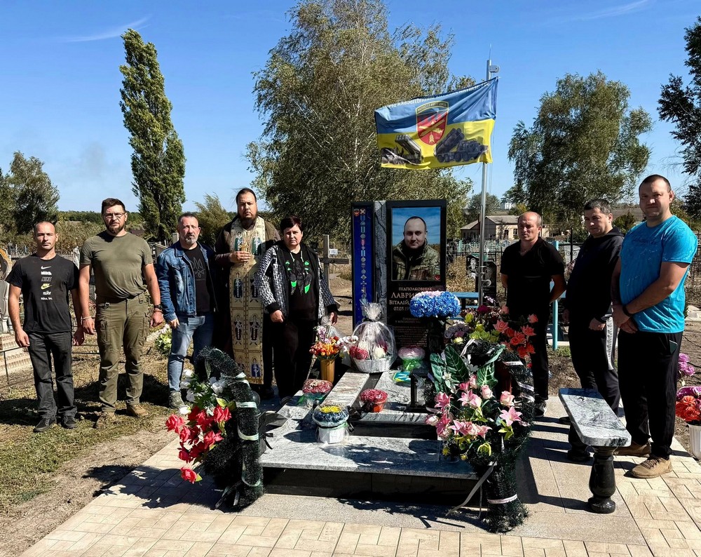 Пам’ять підполковника Віталія Лавриненка з Нікопольської зенітної ракетної бригади вчора молитовно вшанували на Харківщині.