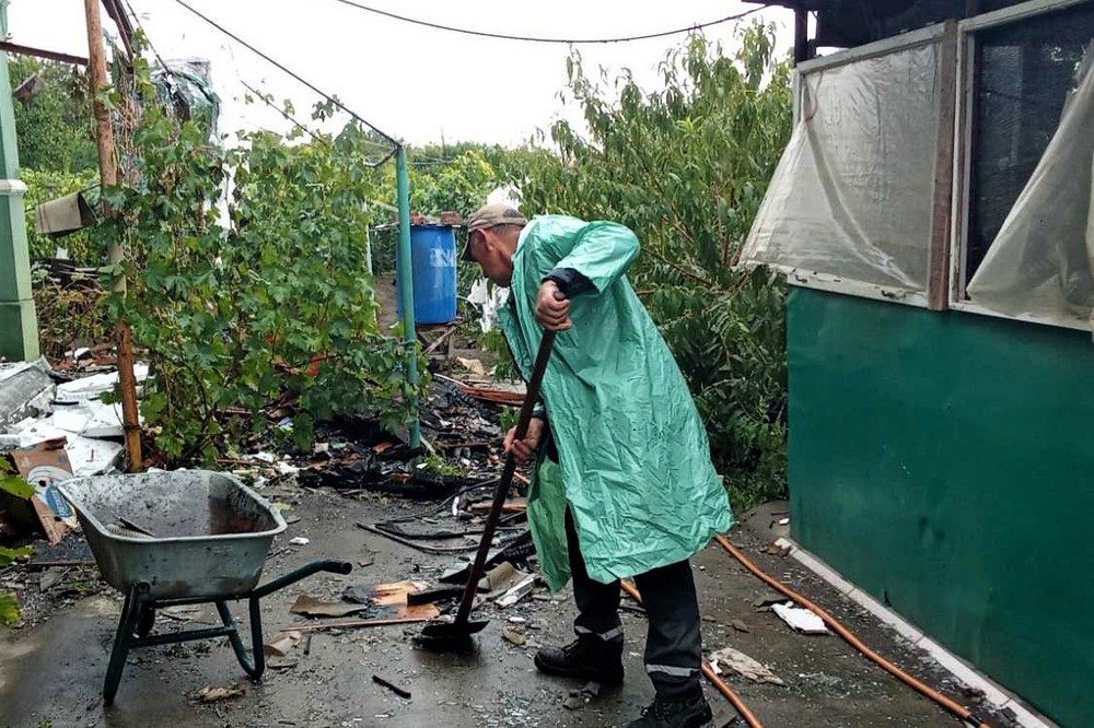 У Нікополі усувають наслідки ворожих обстрілів