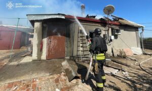 Багато поранених і руйнувань: рятувальники усували наслідки обстрілів Нікопольщини і Синельниківщини
