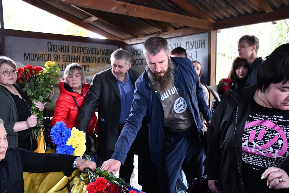 Прощання навіки у День народження: у Нікополі сьогодні провели в останню путь Захисника (фото)