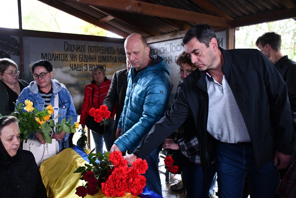 Прощання навіки у День народження: у Нікополі сьогодні провели в останню путь Захисника (фото)