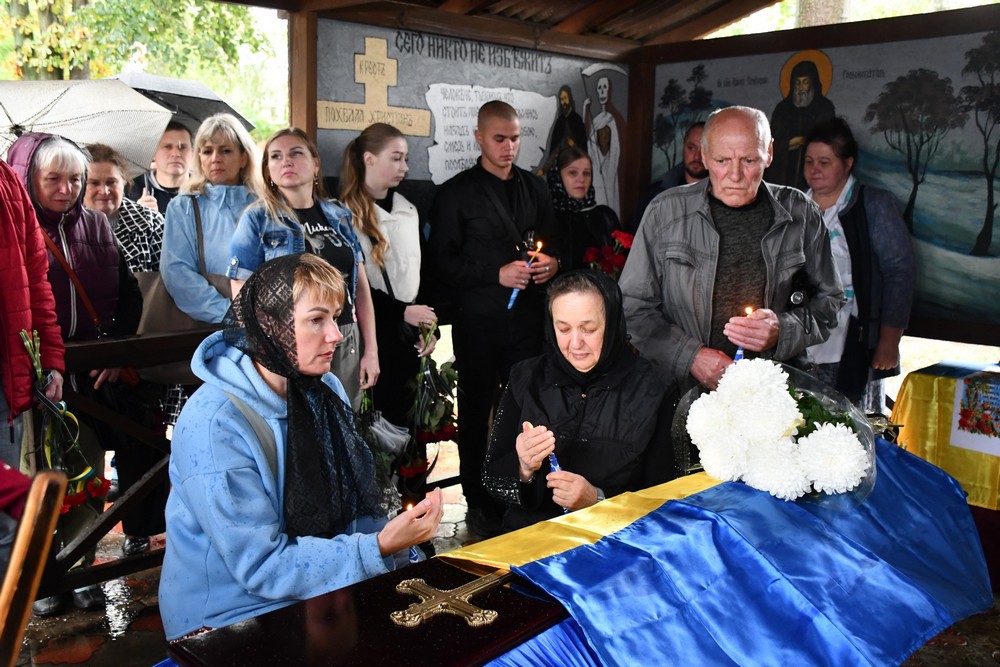 Прощання навіки у День народження: у Нікополі сьогодні провели в останню путь Захисника (фото)