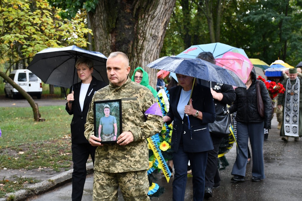 Прощання навіки у День народження: у Нікополі сьогодні провели в останню путь Захисника (фото)