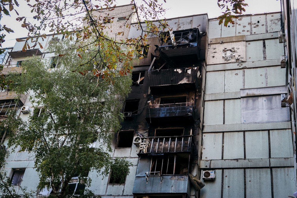 «За одну мить ніби світ навколо вибухнув і зник… розгрібала уламки, шукаючи доньку» - мешканка Дніпра про ракетний удар 20 вересня (відео моменту удару)