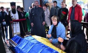 Прощання навіки у День народження: у Нікополі сьогодні провели в останню путь Захисника (фото)