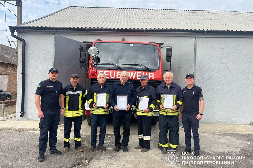 Працівників пожежної охорони Нікопольщини привітали з професійним святом (фото)