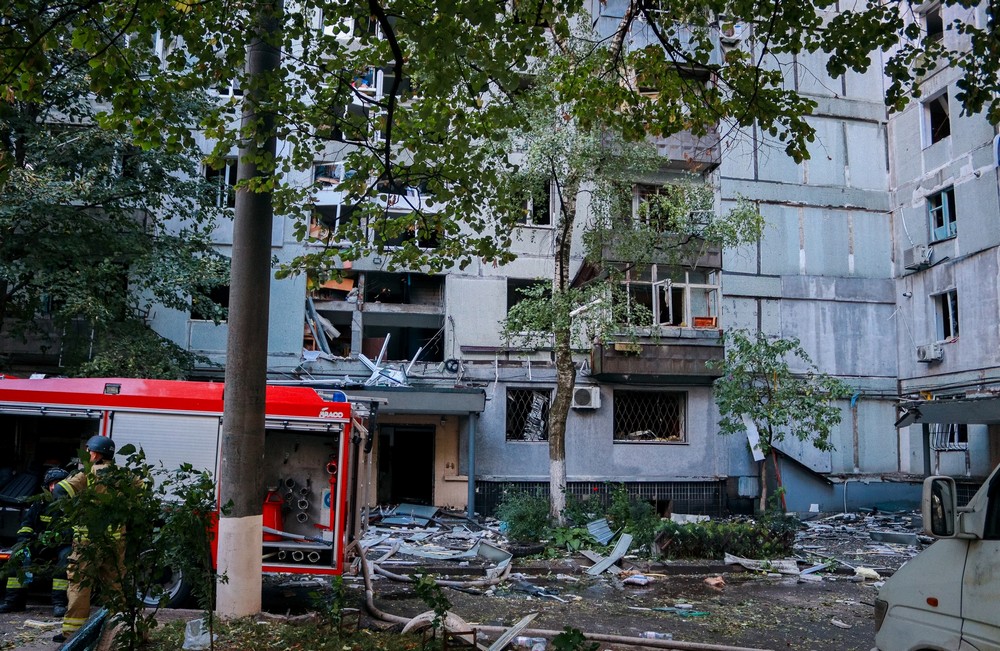 «За одну мить ніби світ навколо вибухнув і зник… розгрібала уламки, шукаючи доньку» - мешканка Дніпра про ракетний удар 20 вересня (відео моменту удару)