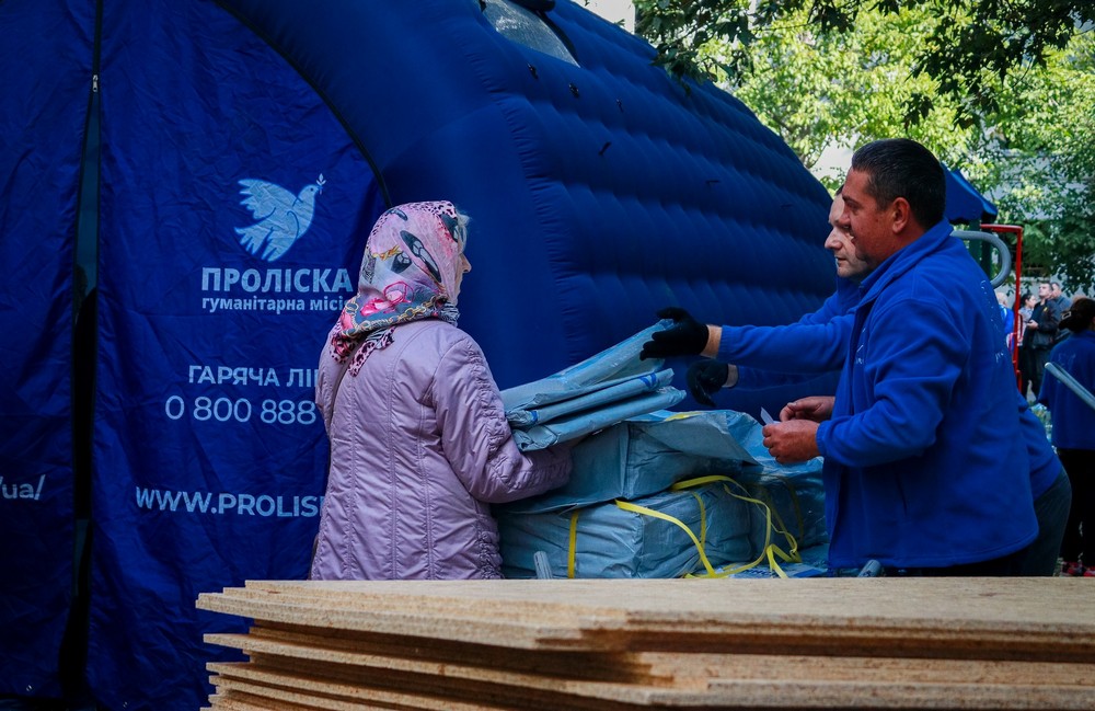 «За одну мить ніби світ навколо вибухнув і зник… розгрібала уламки, шукаючи доньку» - мешканка Дніпра про ракетний удар 20 вересня (відео моменту удару)
