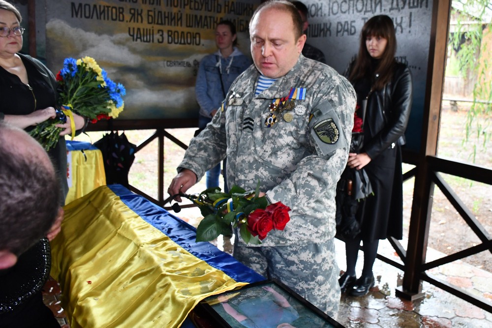 Прощання навіки у День народження: у Нікополі сьогодні провели в останню путь Захисника (фото)