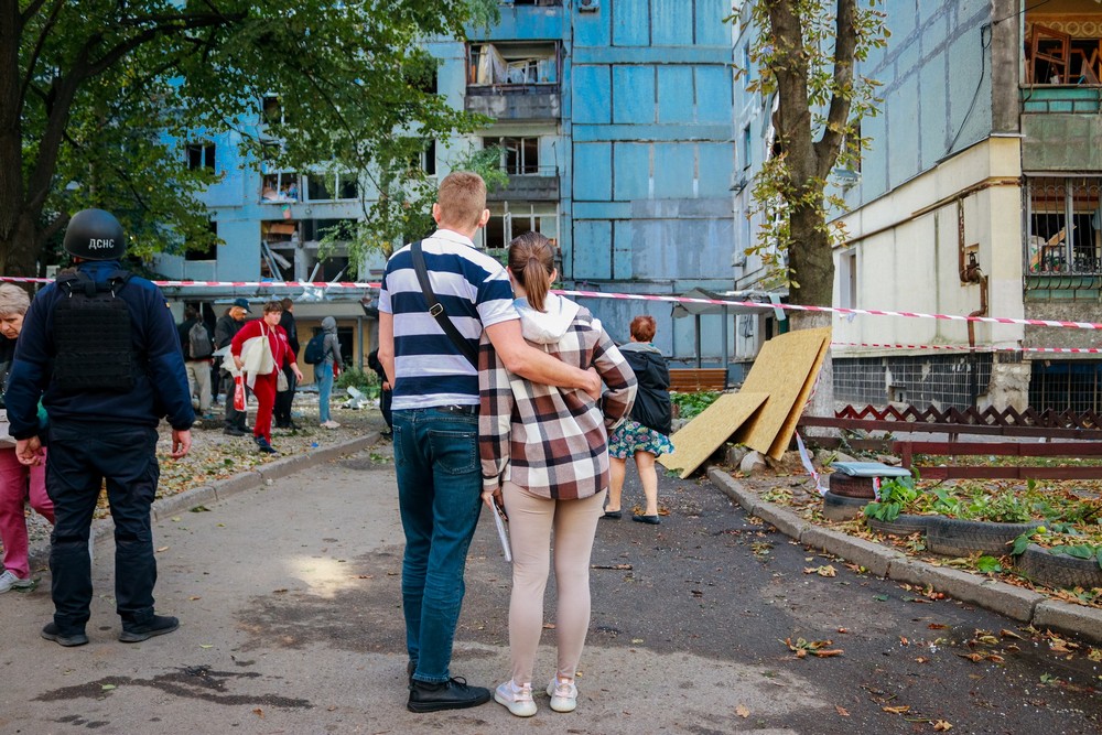 «За одну мить ніби світ навколо вибухнув і зник… розгрібала уламки, шукаючи доньку» - мешканка Дніпра про ракетний удар 20 вересня (відео моменту удару)