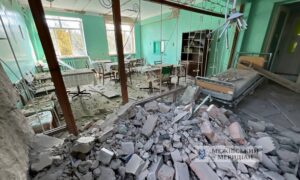 А ікони вціліли… У Межовій на Дніпропетровщині показали, як виглядає розбомблена окупантами лікарня (фото)